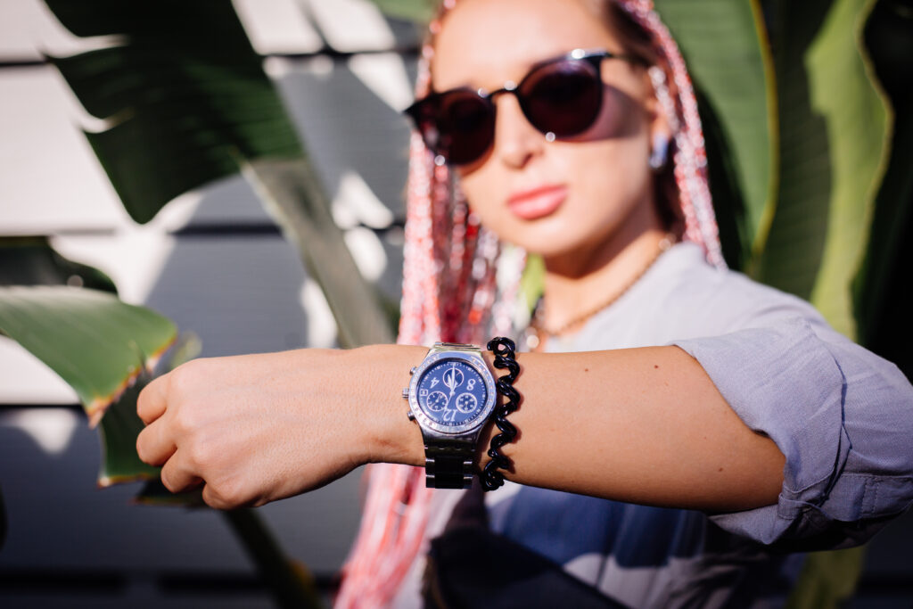Alt text: Tommy Hilfiger hodinky – minimalistický banner s logem a americkým preppy stylem